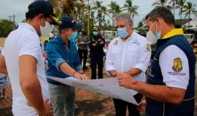 El presidente Iván Duque en compañía del ministro de Vivienda, Jonathan Malagón y el viceministro de Agua, Jose Luis Acero, durante inicio de instalación de tubos del emisario submarino. Foto: Sharon Durán (MVCT)