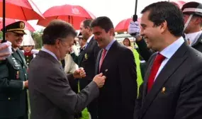 Ministro de Vivienda es condecorado por el Ejército Nacional