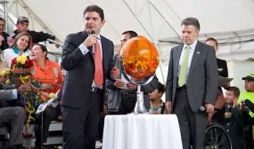 457 familias de escasos recursos hoy cuentan con una vivienda digna en la Urbanizacion Plaza de la Hoja en Bogota 457 familias de escasos recursos hoy cuentan con una vivienda digna en la Urbanizacion Plaza de la Hoja en Bogota