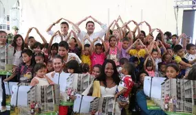 Un total de 300 familias de Medellin recibieron una vivienda gratis y dejaran de vivir en alto riesgo Un total de 300 familias de Medellin recibieron una vivienda gratis y dejaran de vivir en alto riesgo