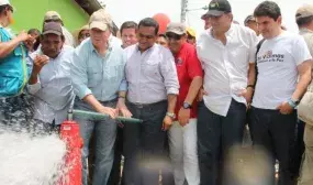 Por primera vez 45 millones de colombianos cuentan con acueducto y 46 millones con alcantarillado Por primera vez 45 millones de colombianos cuentan con acueducto y 46 millones con alcantarillado