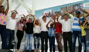 Un total de 1.512 familias desplazadas reciben hoy una vivienda gratis en Medellín, Antioquia Un total de 1.512 familias desplazadas reciben hoy una vivienda gratis en Medellín, Antioquia