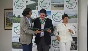 “La vivienda es un gran motor para erradicar la esclavitud de la pobreza”, dijo Luis Felipe Henao, en condecoración de la Gobernación de Antioquia “La vivienda es un gran motor para erradicar la esclavitud de la pobreza”, dijo Luis Felipe Henao, en condecoración de la Gobernación de Antioquia