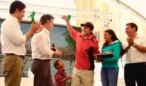 Gobierno Santos entrega las primeras viviendas de 2016 en Duitama para 160 familias ahorradoras Gobierno Santos entrega las primeras viviendas de 2016 en Duitama para 160 familias ahorradoras