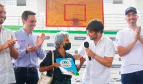 300 familias de la ciudad de Barranquilla recibieron los títulos de propiedad de sus viviendas. Foto: Cortesía alcaldía de Barranquilla