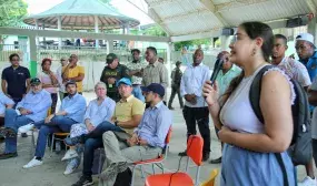 En su visita a Tierra Bomba (Bolívar), la ministra de Vivienda, Catalina Velasco, escuchó y dialogó con la comunidad. Foto: Sharon Durán (MVCT)