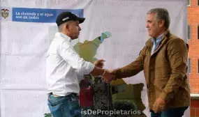 El Ministro de Vivienda agradeció al Presidente de la República la oportunidad de trabajar por el país durante los 1.325 días que duró su gestión. Foto: Archivo prensa (MVCT)