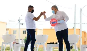 Presidente de la República, Iván Duque, entrega subsidio para compra de VIS a beneficiario. Foto: Archivo prensa (MVCT)