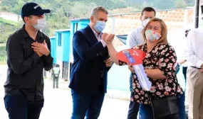 El presidente Iván Duque, acompañado por el ministro Jonathan Malagón