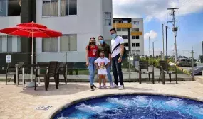 osé Esteban Zapata y su familia, beneficiarios 40.000 del subsidio para compra de vivienda VIS. Foto: Sharon Duran (MVCT)