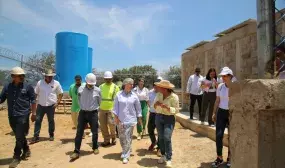 Ministra de Vivienda recorre pila pública en Sichichón. Foto: Sharon Durán (MVCT)