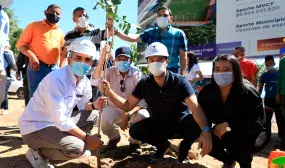 El jefe de la cartera de Vivienda, Jonathan Malagón, con el alcalde de Valledupar, Mello Castro, sembrando el árbol en donde quedará el parque. Foto: René Valenzuela (MVCT)