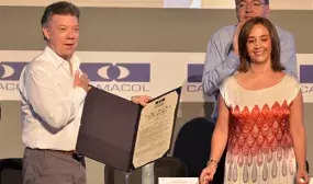 Camacol condecoro al Gobierno Nacional por la actual politica de vivienda que transformo al sector Camacol condecoro al Gobierno Nacional por la actual politica de vivienda que transformo al sector