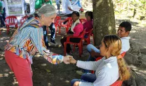 La ministra dialogó con las comunidades y señaló que no todas son iguales. "Los gobiernos tenemos la obligación de pensar en las familias y no ofrecerles cualquier cosa, sino adaptarnos a sus necesidades", anotó. Fotos: Dania Asprilla (MVCT).