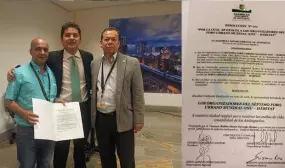 Condecoran a los organizadores del Séptimo Foro Urbano Mundial: Joan Clos, Director Ejecutivo de ONU - Hábitat, y Luis Felipe Henao Cardona, Ministro de Vivienda