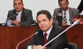 Constructores sancionados no participarán en subasta para vivienda prioritaria: Vargas Lleras