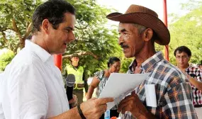 En Repelón, Atlántico, Vargas Lleras entregó escrituras de sus predios a 210 familias pobres