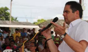 En San Bernardo del Viento, tierra de Juan Gossaín, Vargas Lleras inaugura modernas obras de acueducto