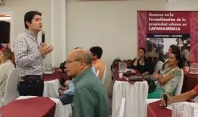 Familias de escasos recursos pasan de ocupantes ilegales a propietarios: Minvivienda