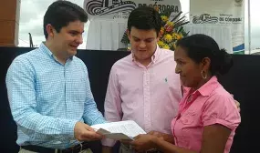 Familias pobres de Montería reciben su casa propia