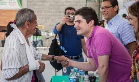 Ministro de Vivienda entrega escrituras de propiedad a 300 familias de Antioquia que no habían legalizado sus casas