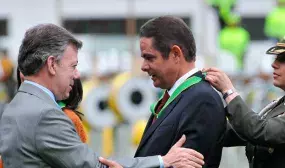 Presidente Santos condecora a Vargas Lleras por sus logros en el Ministerio de Vivienda