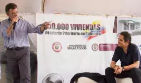 Presidente Santos y Ministro Vargas Lleras entregan viviendas gratis en Medellín