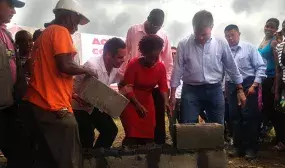 Santos y Vargas Lleras pegaron los primeros ladrillos de 1.499 viviendas gratis para Quibdó