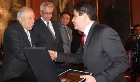 Universidad del Rosario condecoró al Ministro Felipe Henao Cardona