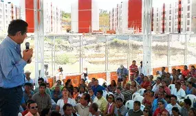 Vargas Lleras entregó 580 casas a hogares desplazados y vulnerables de Neiva