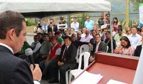 Vargas Lleras entregó viviendas a damnificados