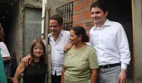 Vargas Lleras se despidió hoy también de los barranquilleros con la entrega de inodoros, duchas, lavaderos y lavaplatos a familias pobres