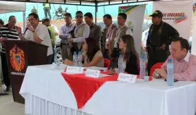 Vargas Lleras se &quot;pegó la rodadita&quot; al Huila para lanzar subasta de viviendas gratis