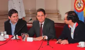 Vargas Lleras y Petro acuerdan construcción de 12 mil viviendas para pobres en Bogotá y venta de agua a municipios