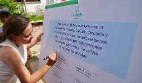 FOTOGRAFÍA MINISTRA HELGA MARÍA RIVAS FIRMA CONVENIO PAR EJECUCIÓN DE 400 MEJORAMIENTOS DE VIVIENDA