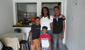 FOTOGRAFÍA FAMILIA BENEFICIARÍA SUBSIDIO DE VIVIENDA