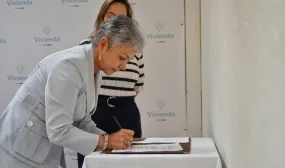 FOTOGRAFÍA FIRMA DE POSESIÓN DE LA NUEVA DIRECTORA EJECUTIVA DE LA CRA NELLY MOGOLLÓN MONTAÑEZ