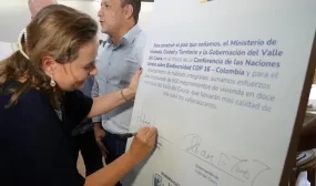 FOTOGRAFÍA MINISTRA HELGA RIVAS EN FIRMA DE CONVENIO CON LA GOBERNACIÓN DEL VALLE DE CAUCA PARA 900 MEJORAMIENTOS DE VIVIENDA EN EL VALLE DEL CAUCA