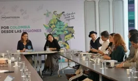 FOTOGRAFÍA MINISTRA HELGA MARÍA RIVAS EN REUNIÓN EN PROANTIOQUIA CON SECTORES PÚBLICOS Y PRIVADOS DEL SISTEMA DE VIVIENDA