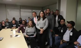 FOTOGRAFÍA MINISTRA HELGA MARÍA RIVAS Y VICEMINISTRA DE VIVIENDA AYDEE MARSIGLIA BELLO, EN MESA DE TRABAJO CON LOS MAESTROS DE OBRA DEL PAÍS