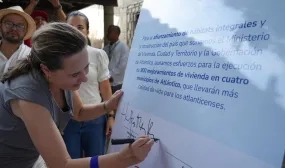 FOTOGRAFÍA MINISTRA DE VIVIENDA HELGA RIVAS FIRMANDO CONVENIO PARA MEJORAMIENTOS EN JUAN DE ACOSTA, ATLÁNTICO
