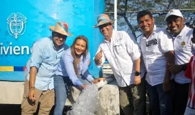 FOTOGRAFIA Edward Libreros Mamby, viceministro de Agua Potable y Saneamiento Básico; Jairo Aguilar, gobernador de La Guajira; Jhon Pimienta, alcalde de Manaure; Andreina García, gerente de la Empresa de Servicios Públicos de La Guajira (Espegua); y Jacobo Márquez, de la autoridad indígena wayuu.