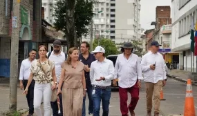 FOTOGRAFÍA MINISTRA DE VIVIENDA HELGA MARÍA RIVAS DURANTE SU RECORRIDO A LOS PROYECTOS DE REVITALIZACIÓN DEL CENTRO DE LA CIUDAD DE CALI