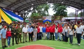 FOTOGRAFÍA, MINISTRA HELGA RIVAS, VICEMINISTRO EDWARD LIBREROS Y EQUIPO DE ALCALDÍA DE INÍRIDA EN SOCIALIZACIÓN DE PROYECTOS IMPORTANTES PARA EL MUNICIPIO DE INÍRIDA, EN GUAINÍA.
