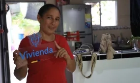 FOTOGRAFÍA, KELLY RIVERA BENEFICIARÍA DE MEJORAMIENTO DE VIVIENDA