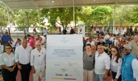 FOTOGRAFÍA MINISTRA HELGA RIVAS; EL GOBERNADOR DEL ATLÁNTICO, EDUARDO VERANO DE LA ROSA; Y EL ALCALDE DE GALAPA, FABIÁN ALBERTO BONETT BERDUGO EN FIRMA DE CONVENIO.
