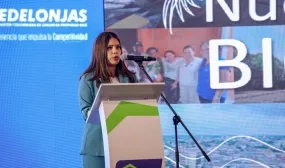 FOTOGRAFÍA VICEMINISTRA DE VIVIENDA AYDEÉ MARSIGLIA BELLO EN EL CONGRESO NACIONAL INMOBILIARIO