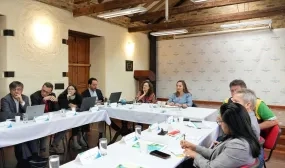 Fotografía, La ministra de Vivienda, Helga Rivas; la viceministra de Agua y Saneamiento Básico encargada, Natalia Duarte Cáceres y el equipo de trabajo del Viceministerio de Agua y Saneamiento Básico, en encuentro con delegados de Bolivia, Brasil, Chile y Perú, para desarrollar una jornada de intercambio de experiencias sobre las políticas, programas y regulación de agua y saneamiento básico en Colombia.