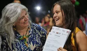 &quot;Quiero hacer un homenaje a las mujeres luchadoras, porque la mitad de los títulos se les entregaron a ellas&quot;, dijo la ministra de Vivienda, durante su visita a Caquetá. Foto: Sharon Durán (archivo MVCT).