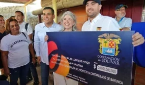 Ministra Catalina Velasco, alcalde Dumek Turbay y gobernador Yamil Arana, durante socialización de inicio del proyecto de alcantarillado para Bayunca y Pontezuela. Foto: Sharon Durán (archivo MVCT).